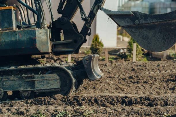 Mini attrezzatura agricola Deleks M90 compatta e robusta