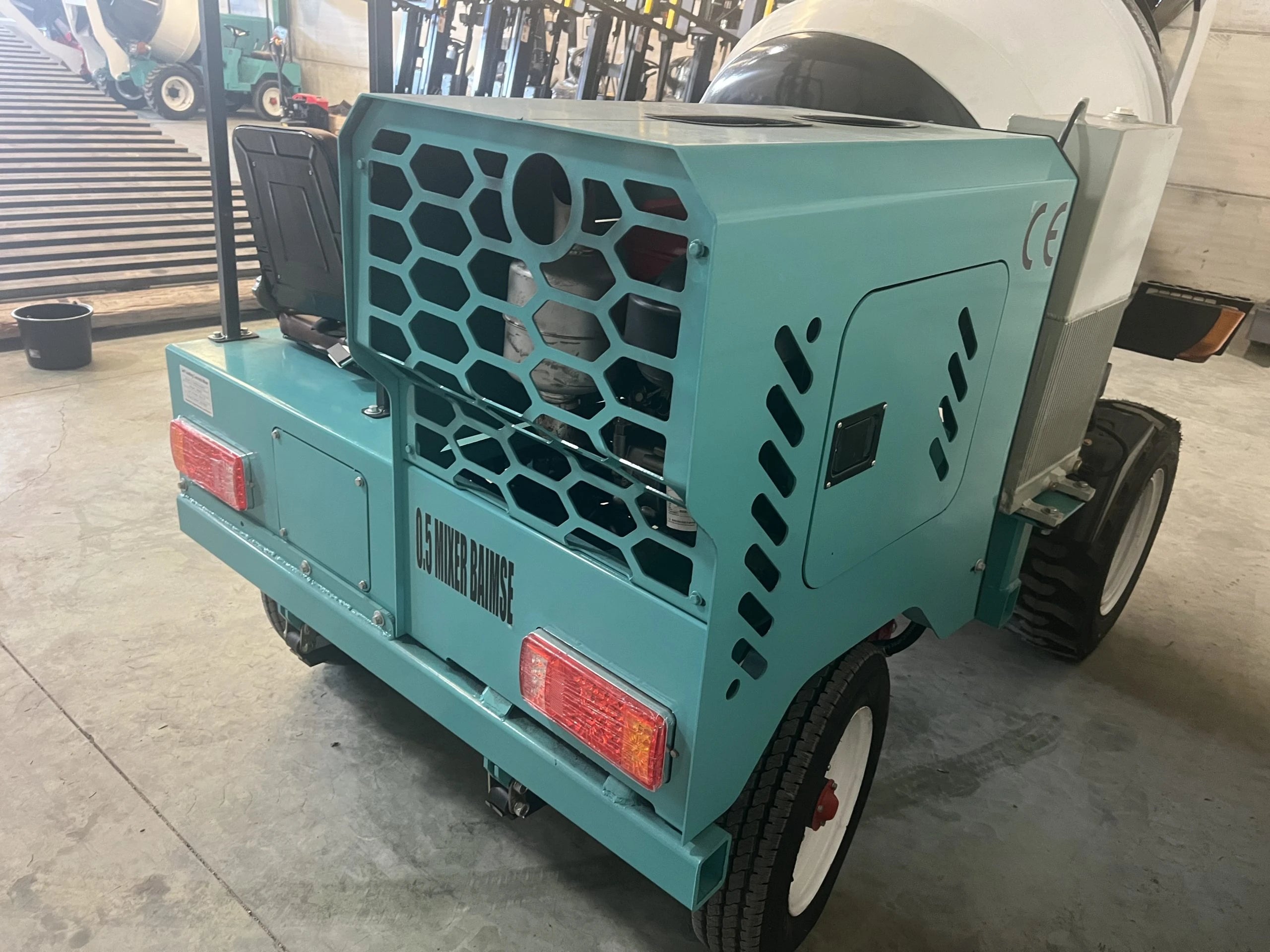 Mini betoniera autocaricante 500 L per cantieri compatti - immagine 14