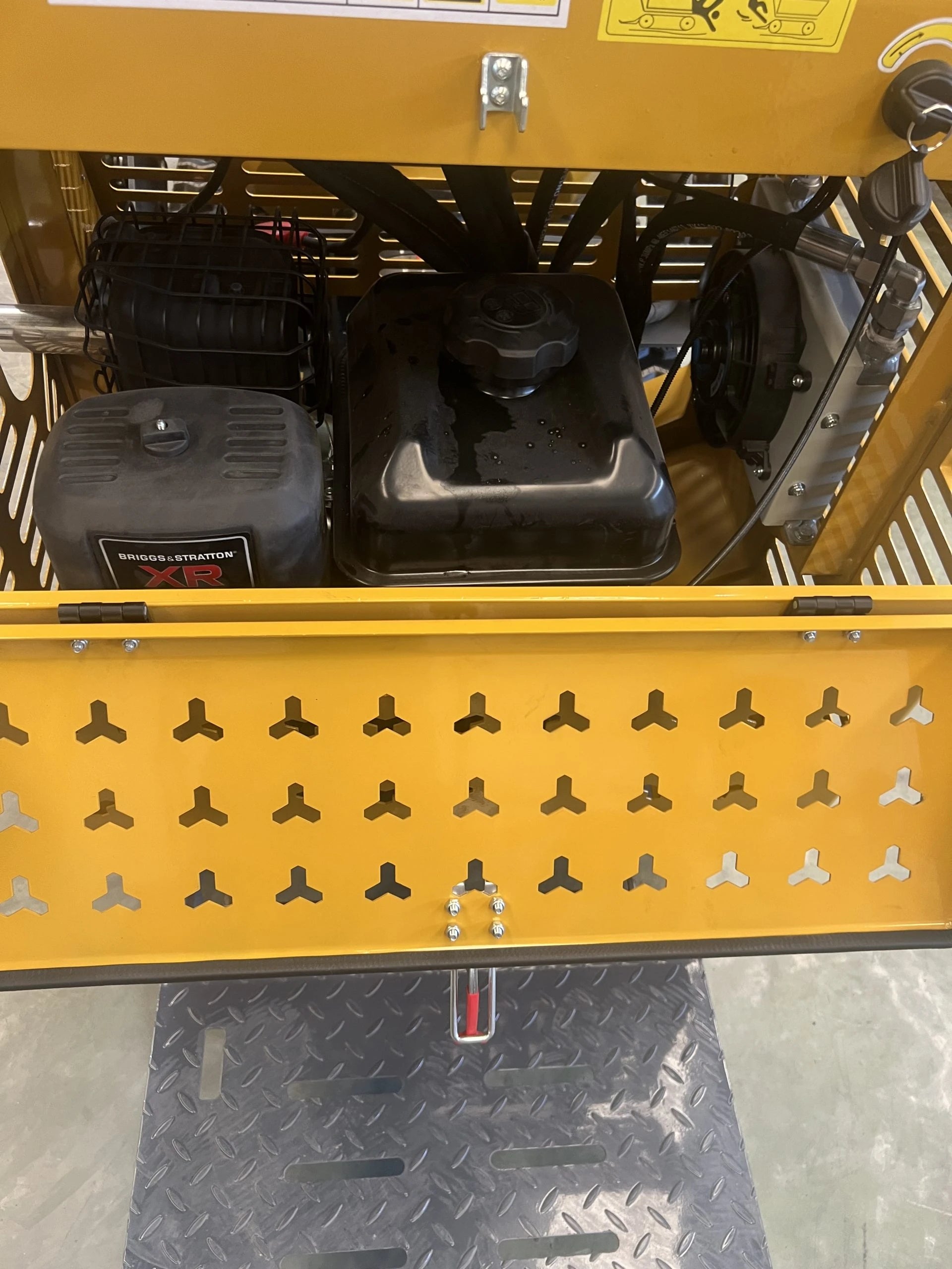 Mini betoniera cingolata 200 L per calcestruzzo in cantiere - immagine 3