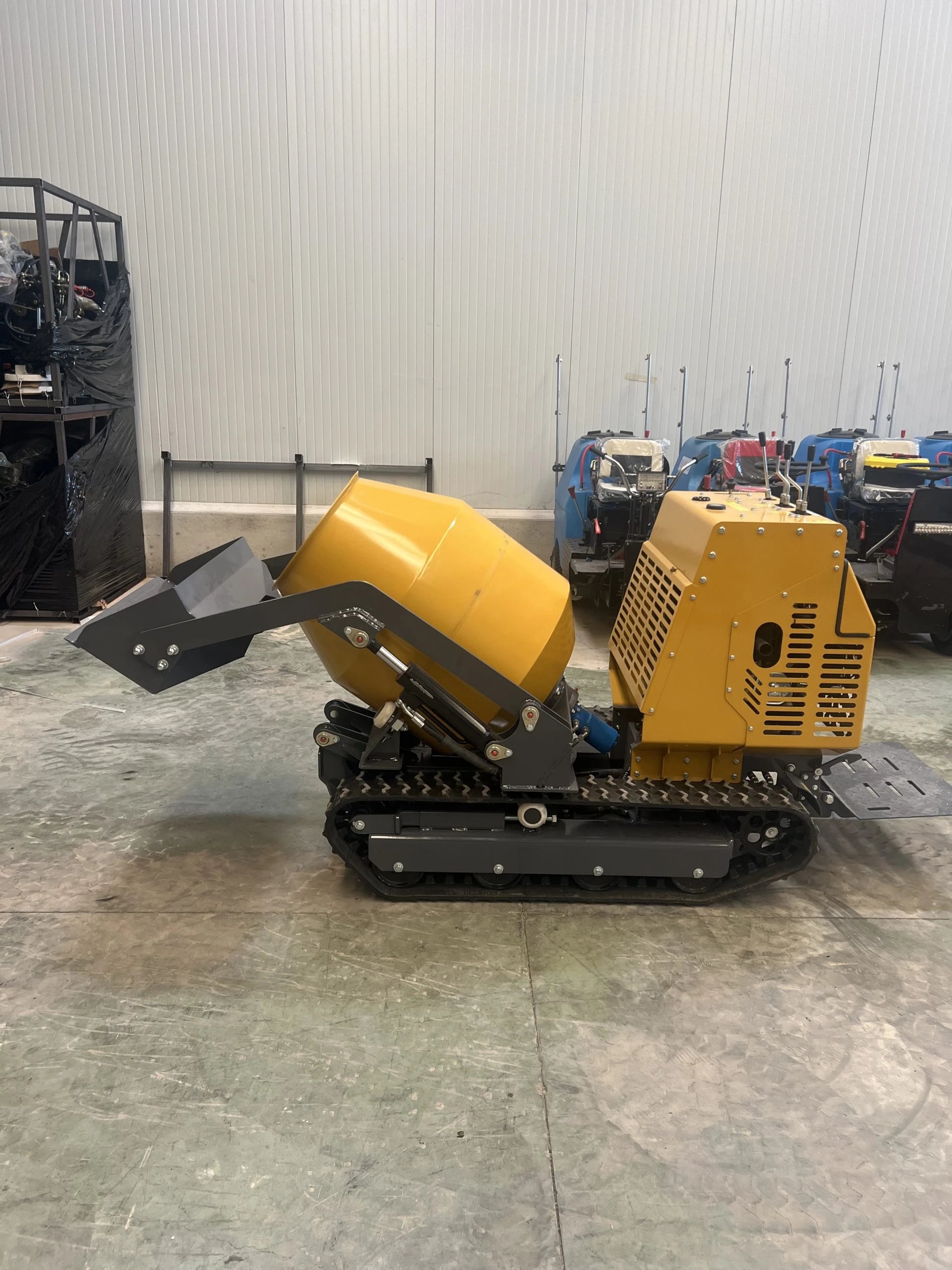 Mini betoniera cingolata 200 L per calcestruzzo in cantiere
