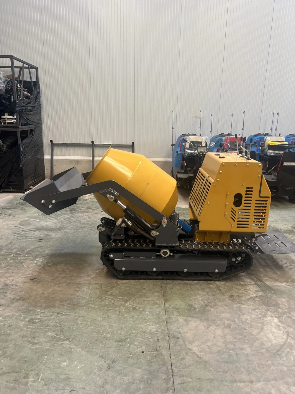 Mini betoniera cingolata 200 L per calcestruzzo in cantiere