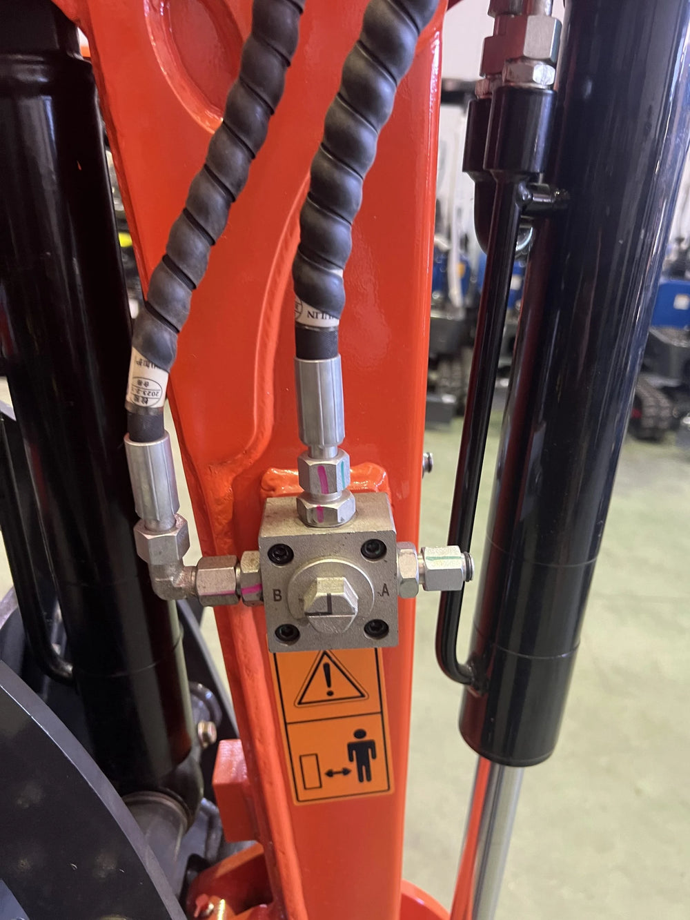 Mini escavatore Kubota 1200 kg con cingoli retrattili 74 cm - immagine 16