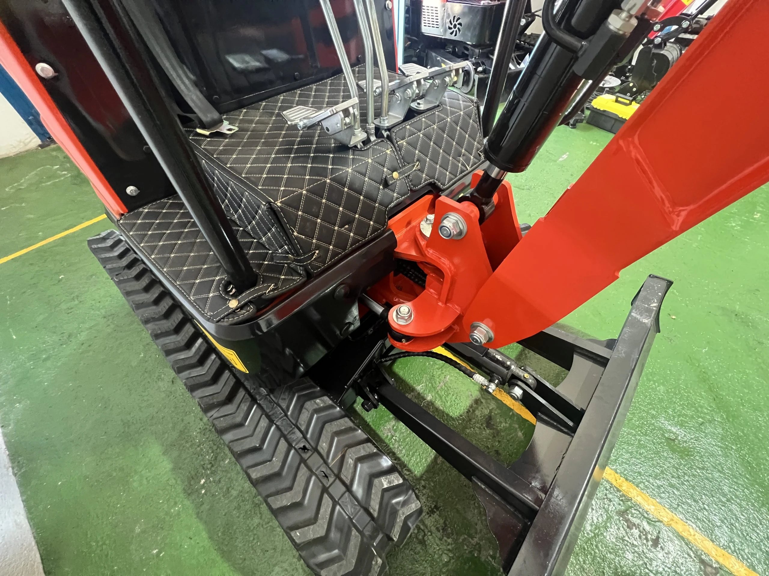 Mini escavatore rotativo Baimse 1800 kg con motore Kubota - immagine 13