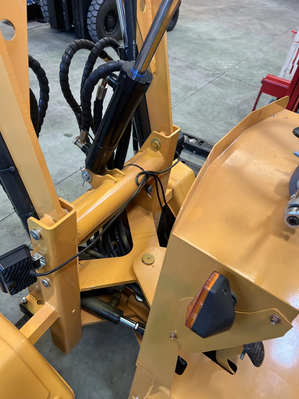 Mini pala articolata 750 kg per cantieri e aziende agricole - immagine 10