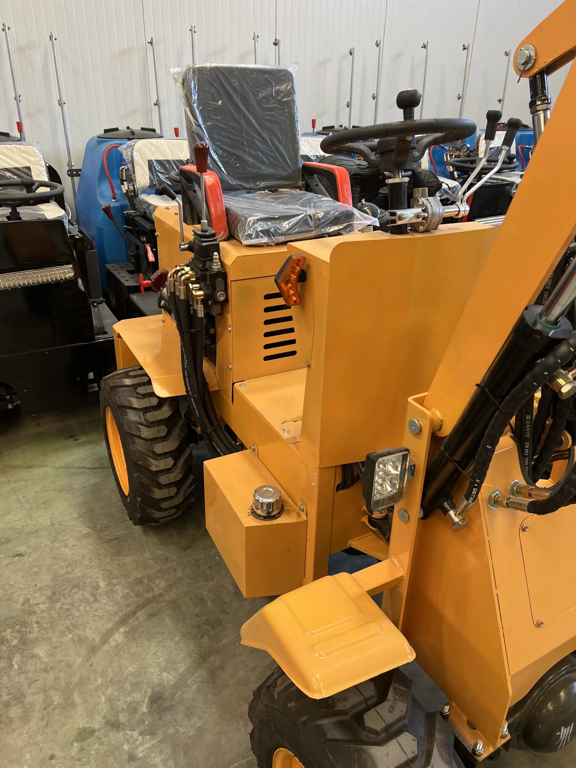 Mini pala articolata 750 kg per cantieri e aziende agricole - immagine 12
