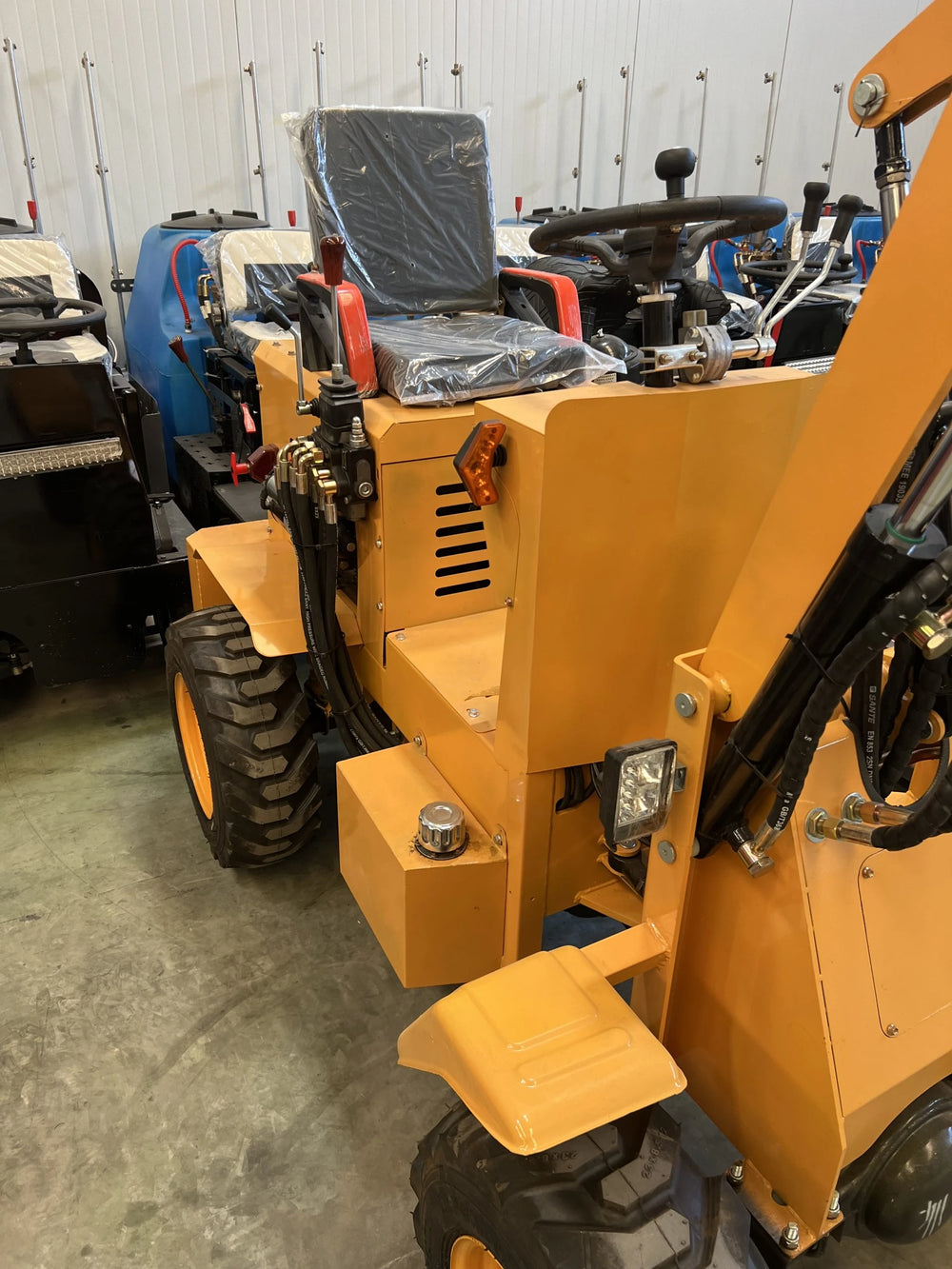 Mini pala articolata 750 kg per cantieri e aziende agricole - immagine 12