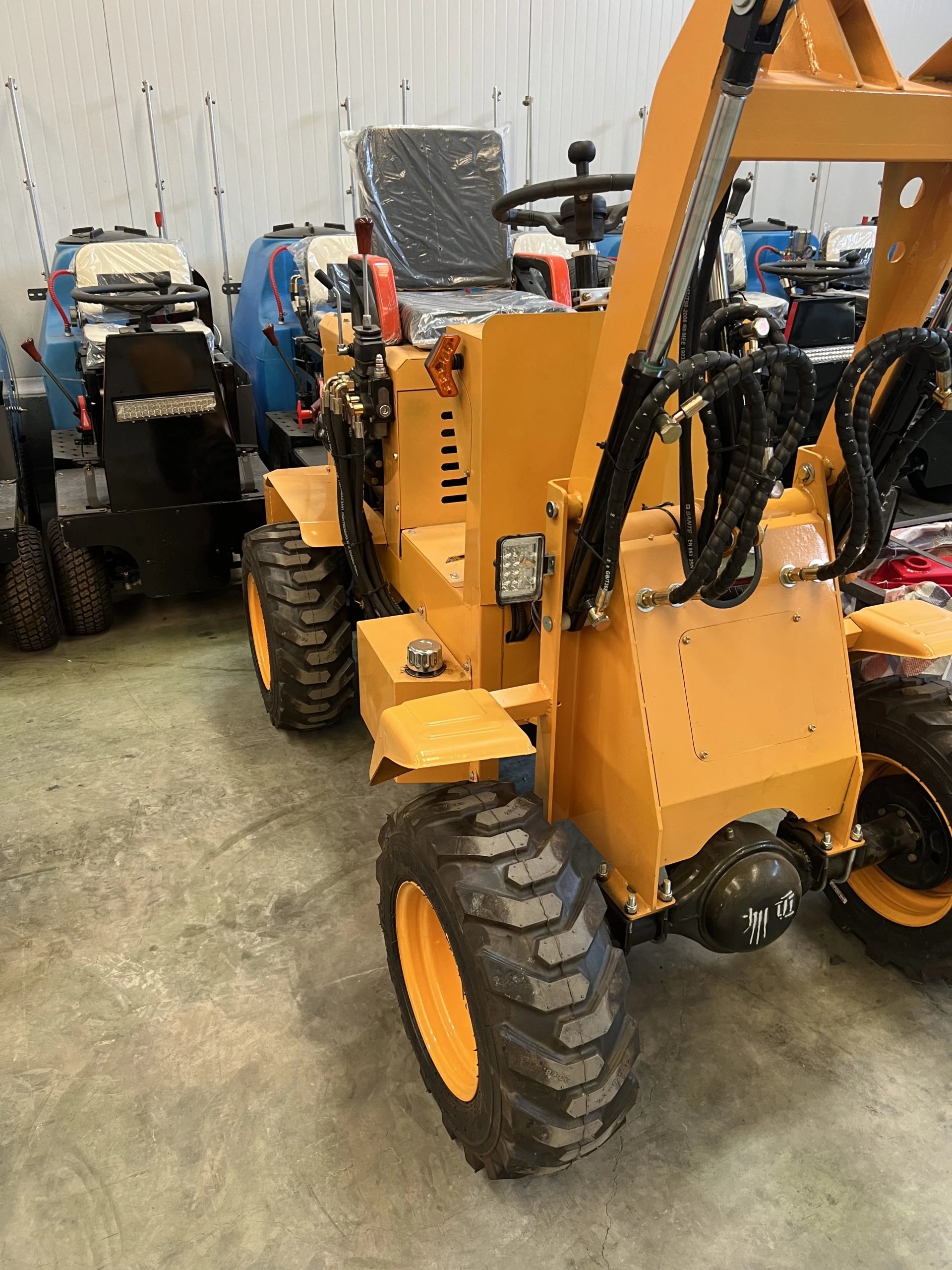 Mini pala articolata 750 kg per cantieri e aziende agricole - immagine 13