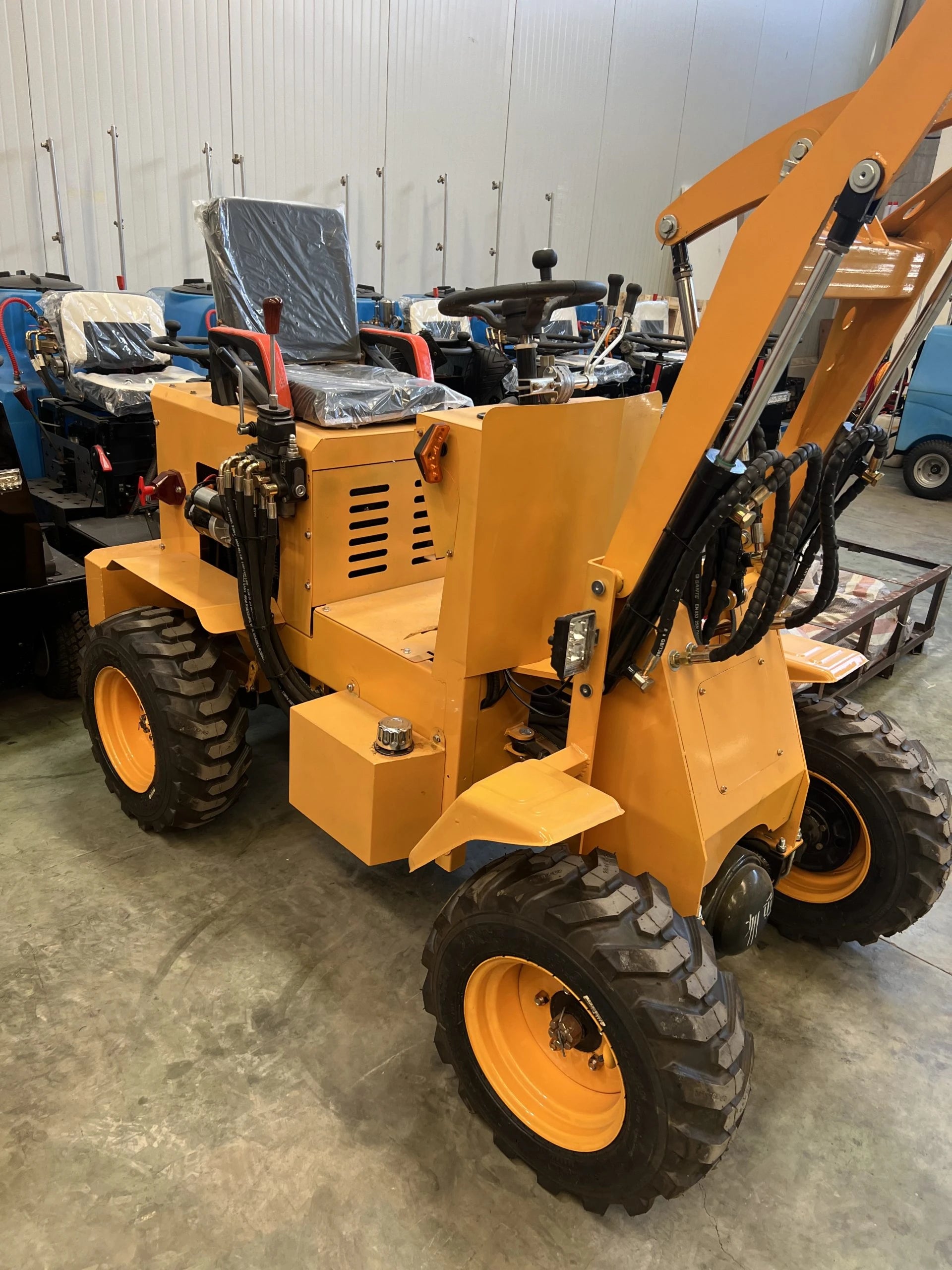 Mini pala articolata 750 kg per cantieri e aziende agricole - immagine 14