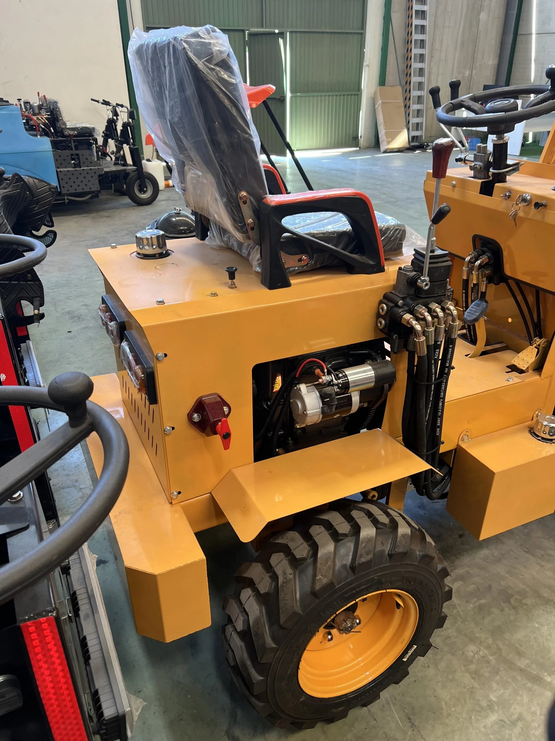 Mini pala articolata 750 kg per cantieri e aziende agricole - immagine 15