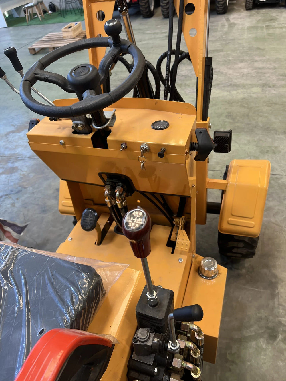 Mini pala articolata 750 kg per cantieri e aziende agricole - immagine 16