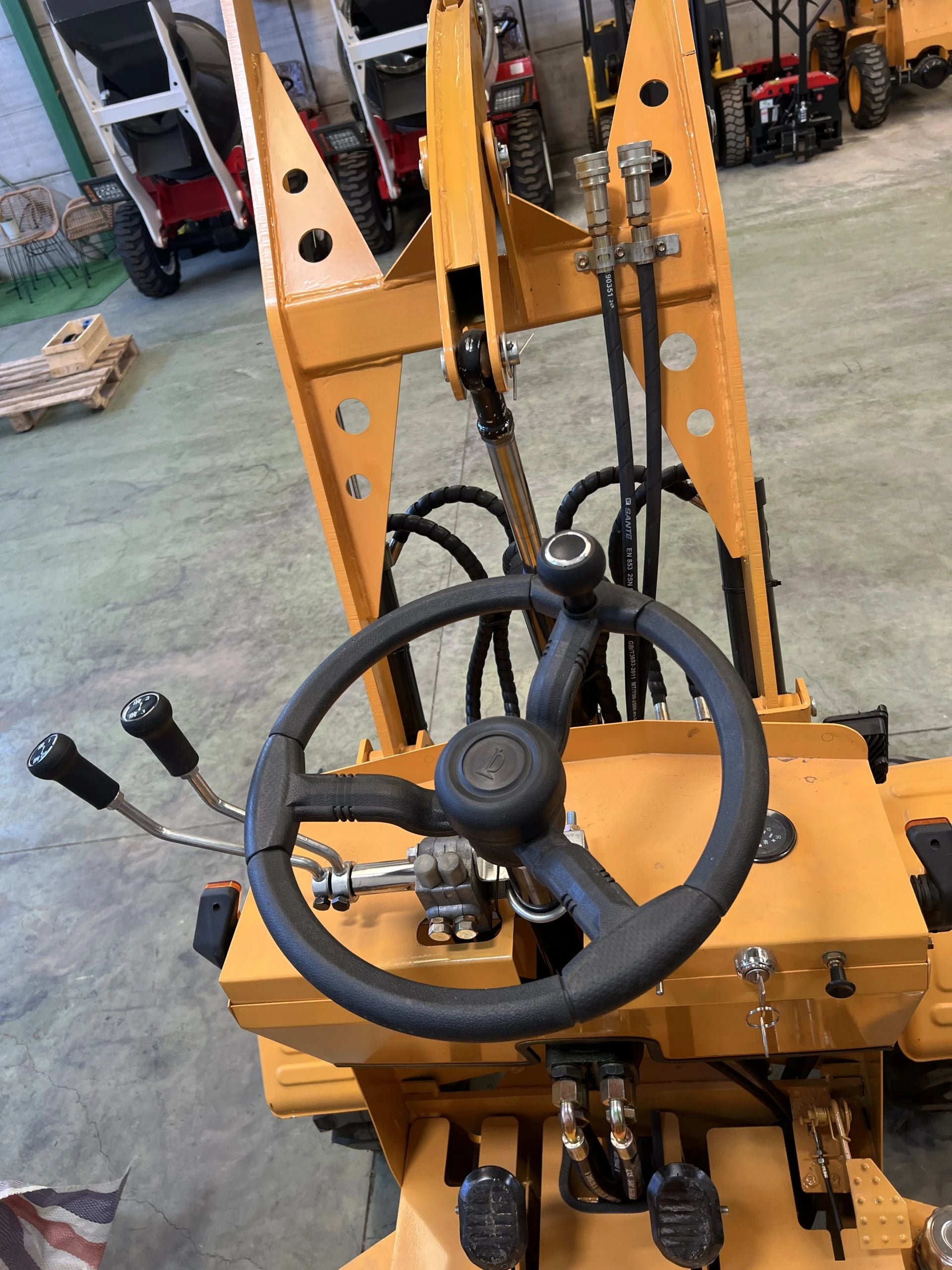 Mini pala articolata 750 kg per cantieri e aziende agricole - immagine 17