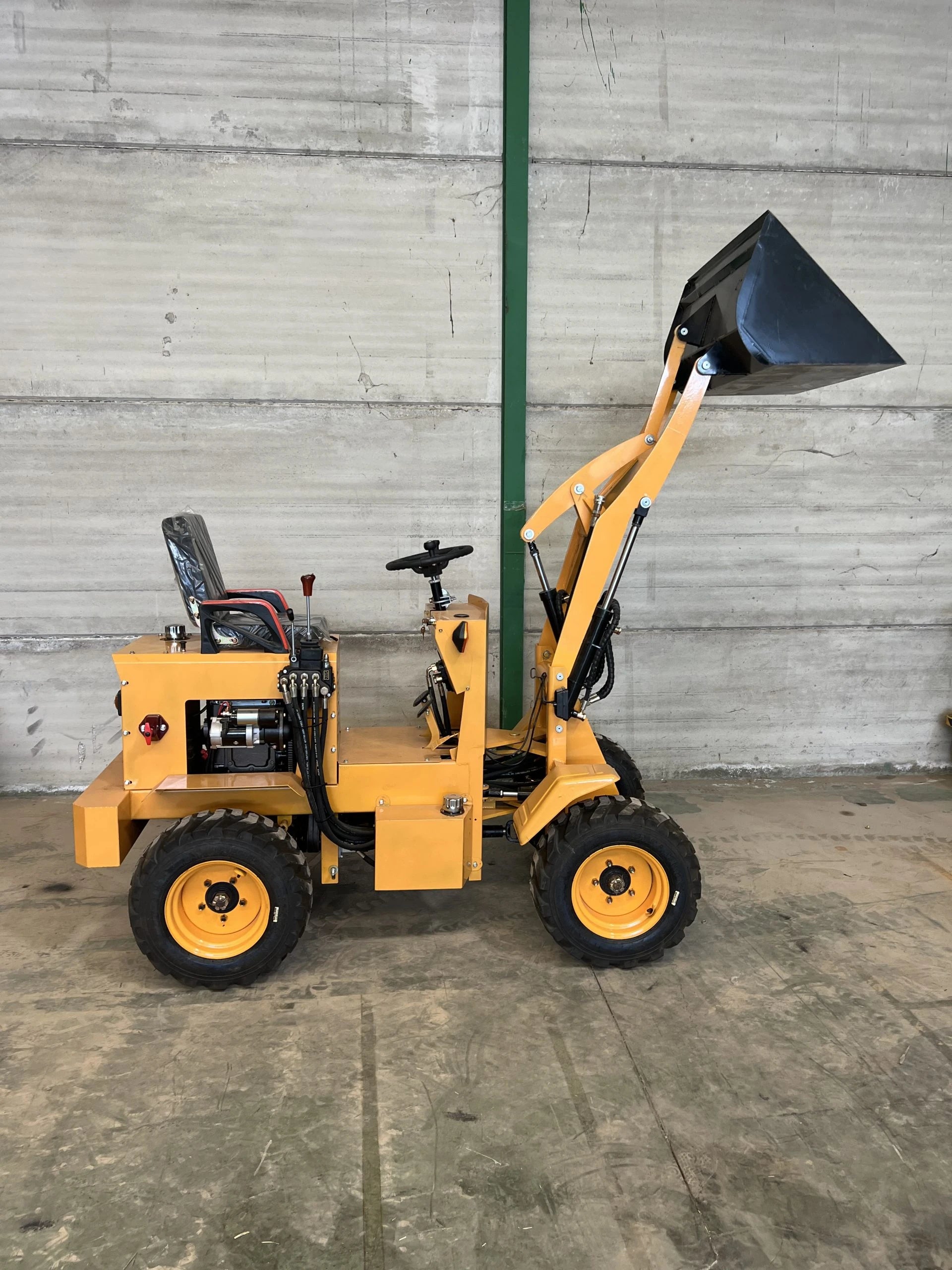Mini pala articolata 750 kg per cantieri e aziende agricole - immagine 18