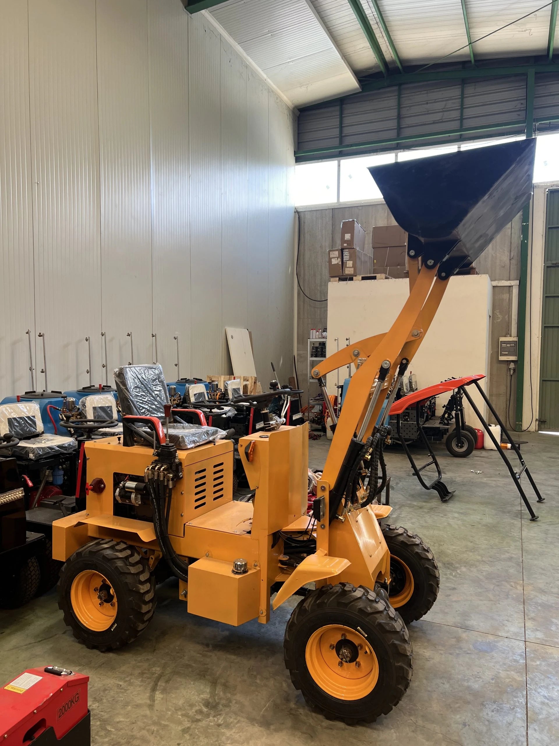 Mini pala articolata 750 kg per cantieri e aziende agricole - immagine 2