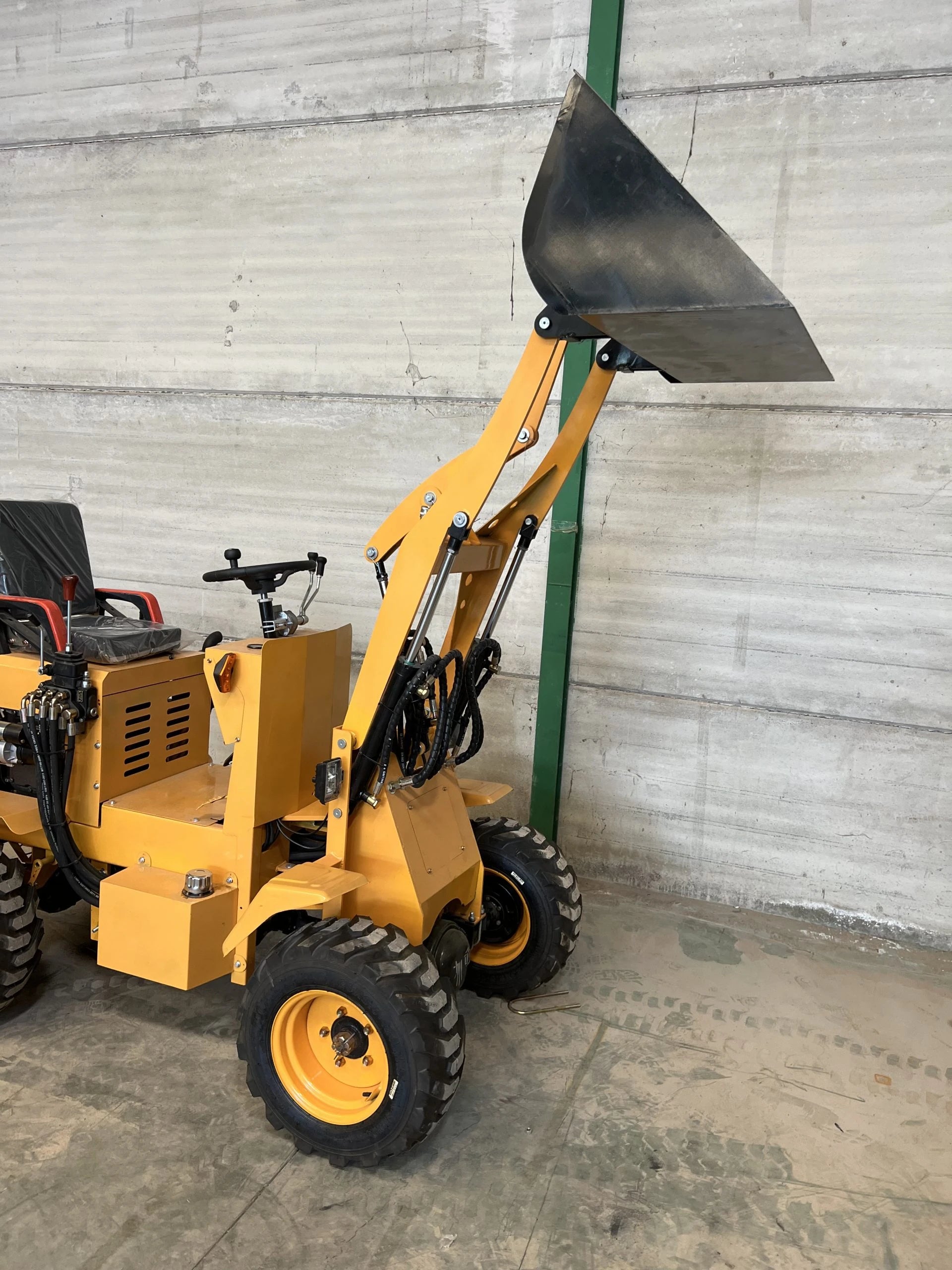 Mini pala articolata 750 kg per cantieri e aziende agricole - immagine 24