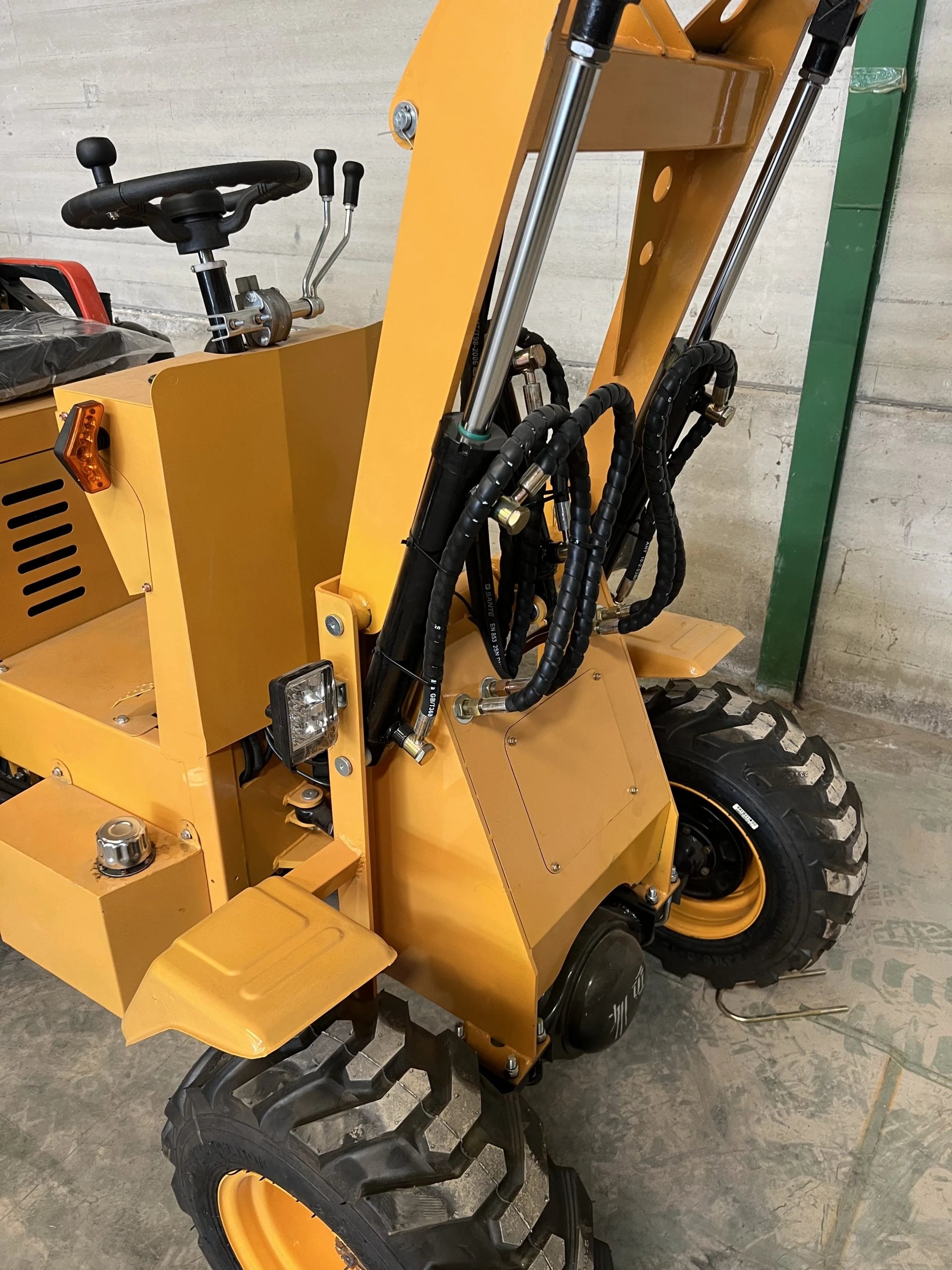 Mini pala articolata 750 kg per cantieri e aziende agricole - immagine 25