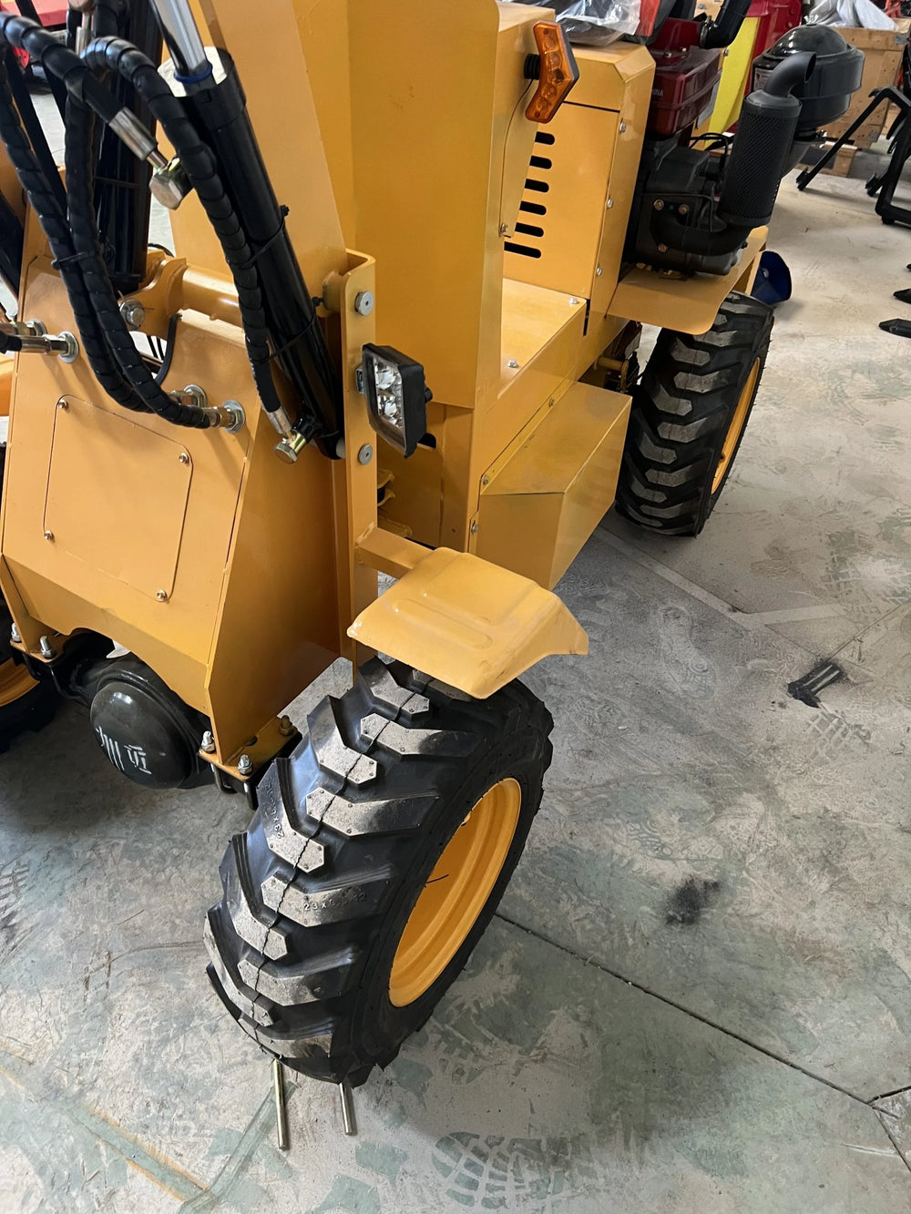 Mini pala articolata 750 kg per cantieri e aziende agricole - immagine 26