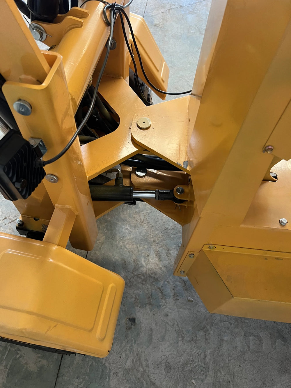 Mini pala articolata 750 kg per cantieri e aziende agricole - immagine 27