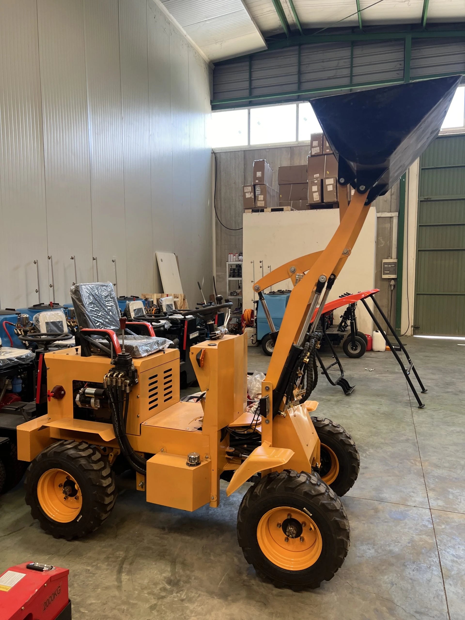 Mini pala articolata 750 kg per cantieri e aziende agricole - immagine 3