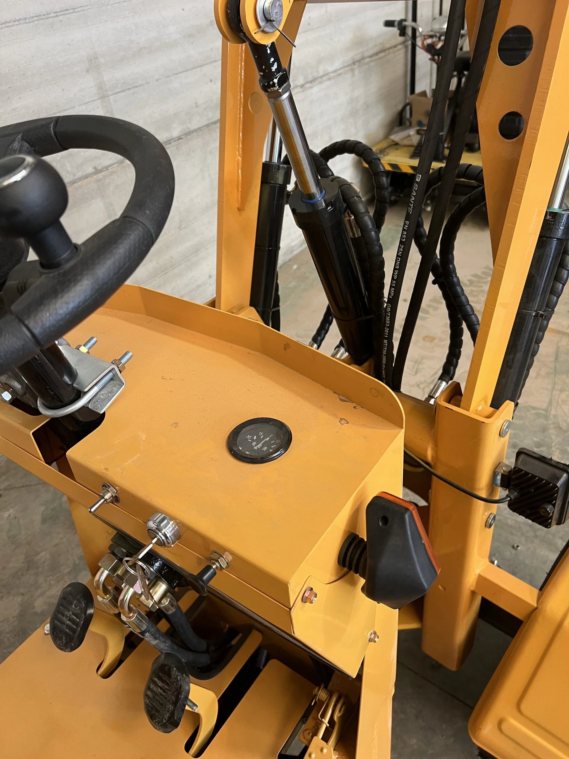 Mini pala articolata 750 kg per cantieri e aziende agricole - immagine 31
