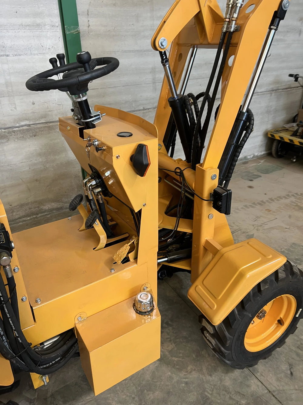 Mini pala articolata 750 kg per cantieri e aziende agricole - immagine 32