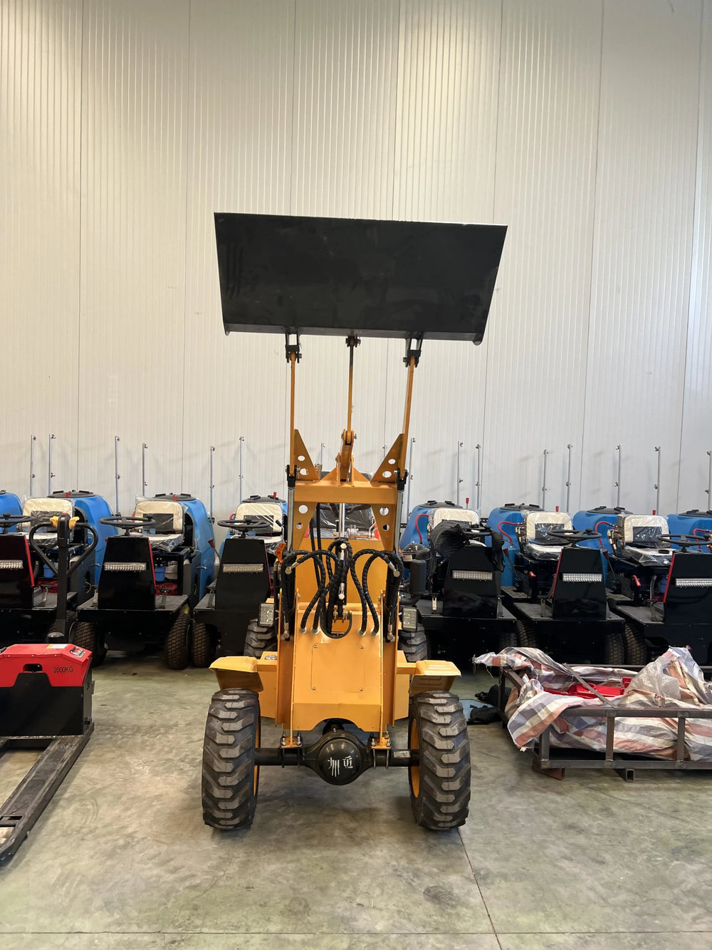 Mini pala articolata 750 kg per cantieri e aziende agricole - immagine 4
