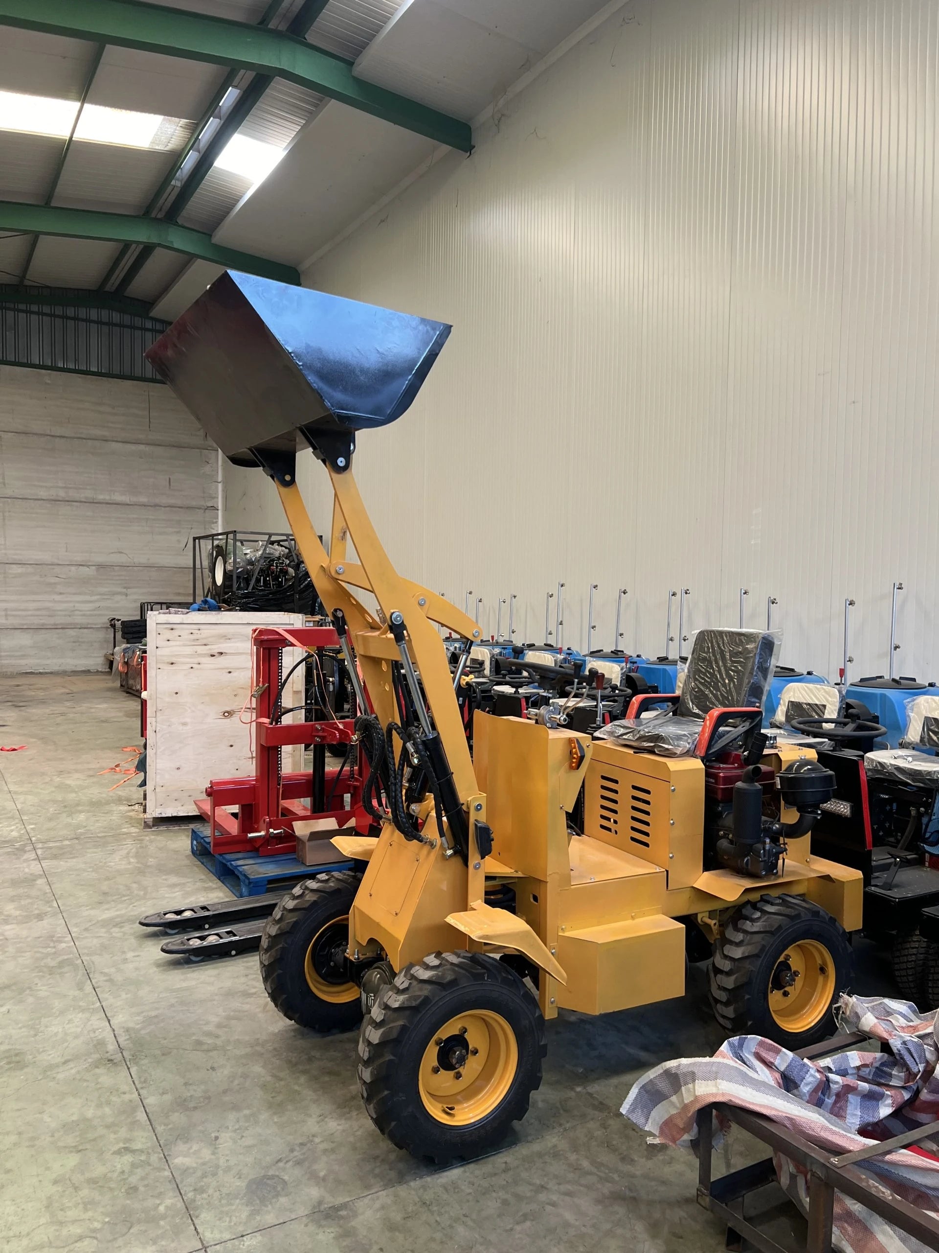 Mini pala articolata 750 kg per cantieri e aziende agricole - immagine 6