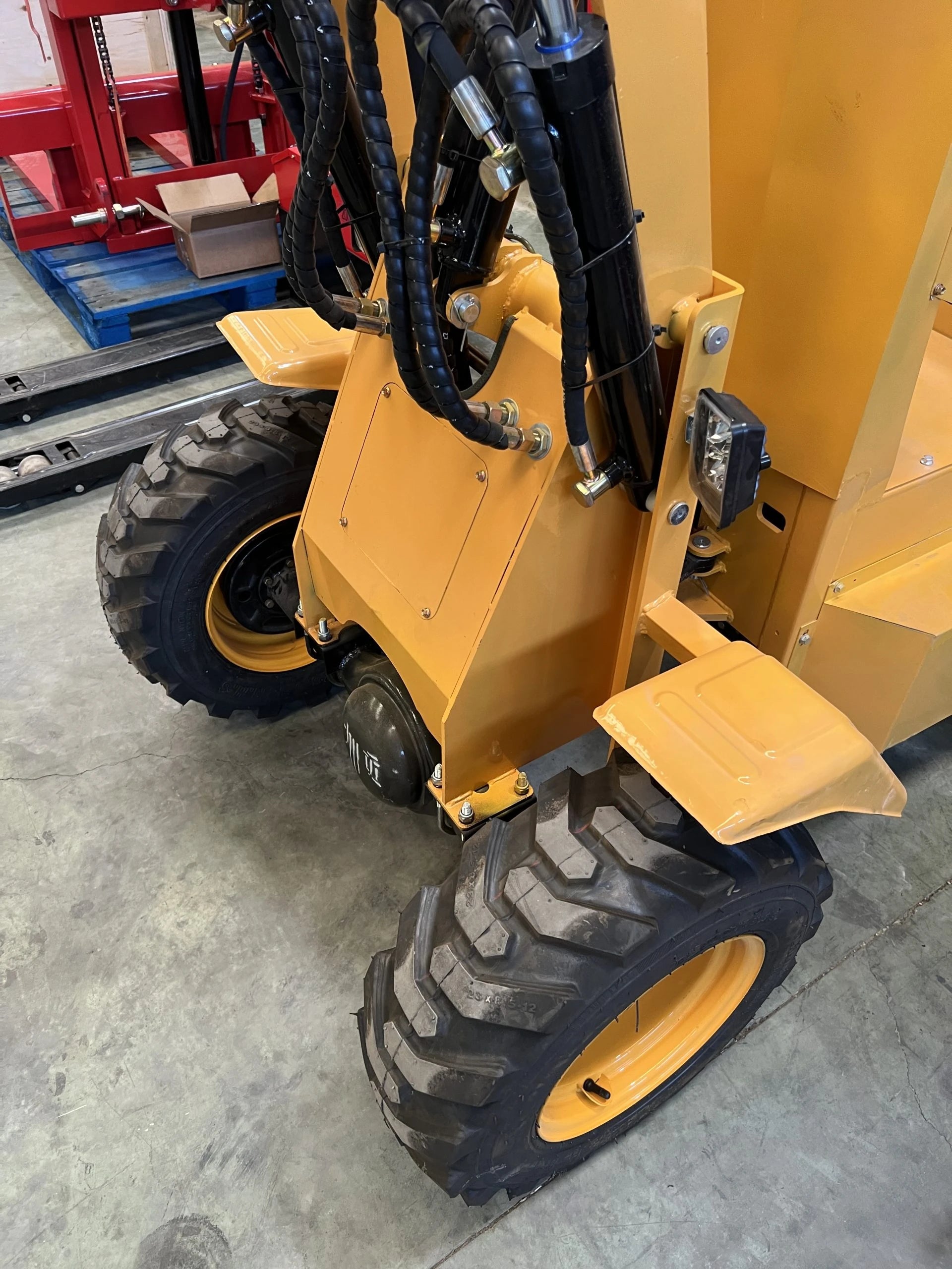 Mini pala articolata 750 kg per cantieri e aziende agricole - immagine 7