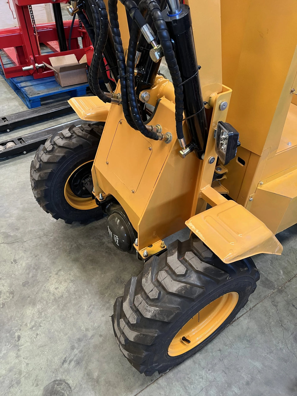 Mini pala articolata 750 kg per cantieri e aziende agricole - immagine 7