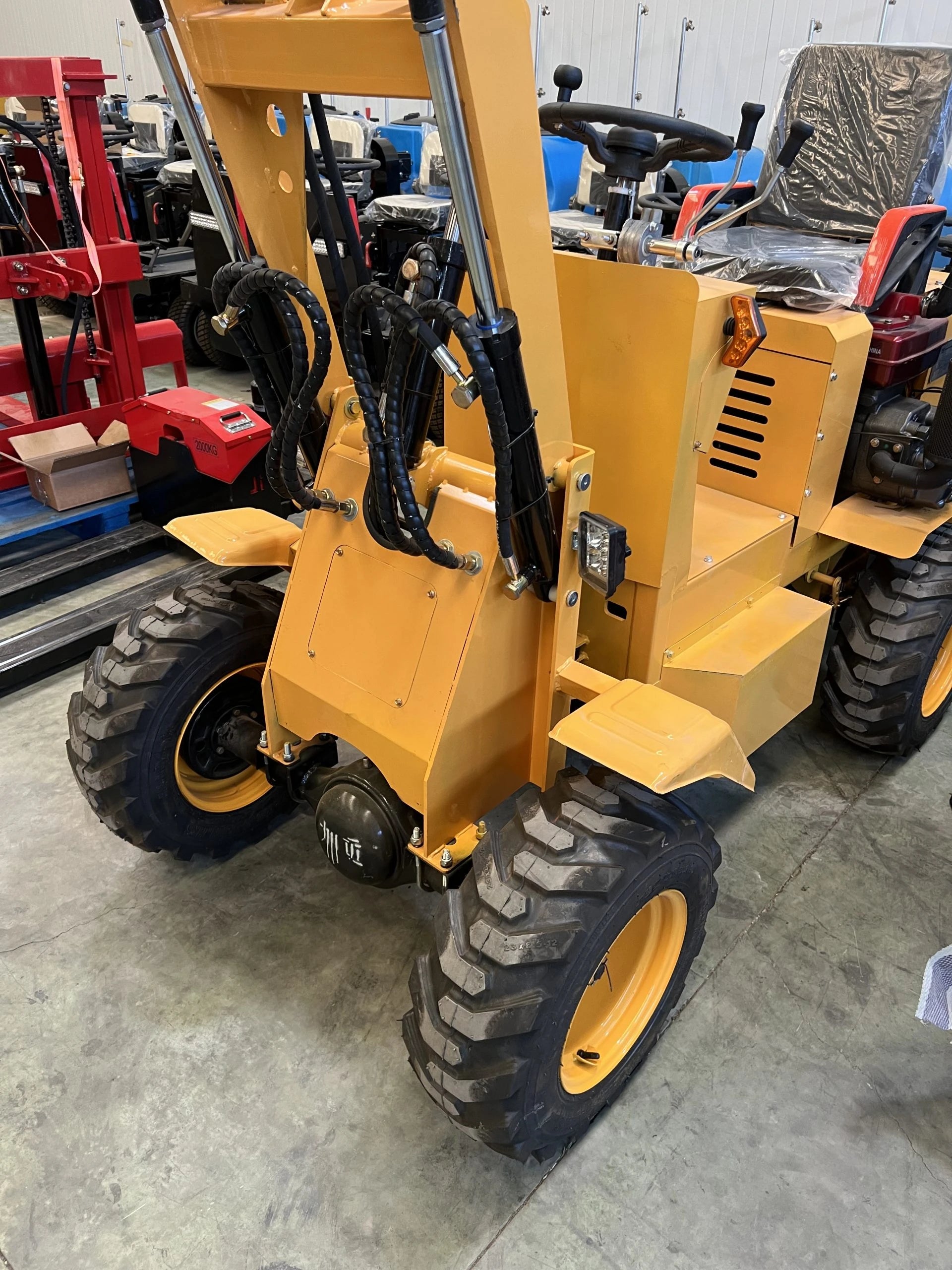 Mini pala articolata 750 kg per cantieri e aziende agricole - immagine 8