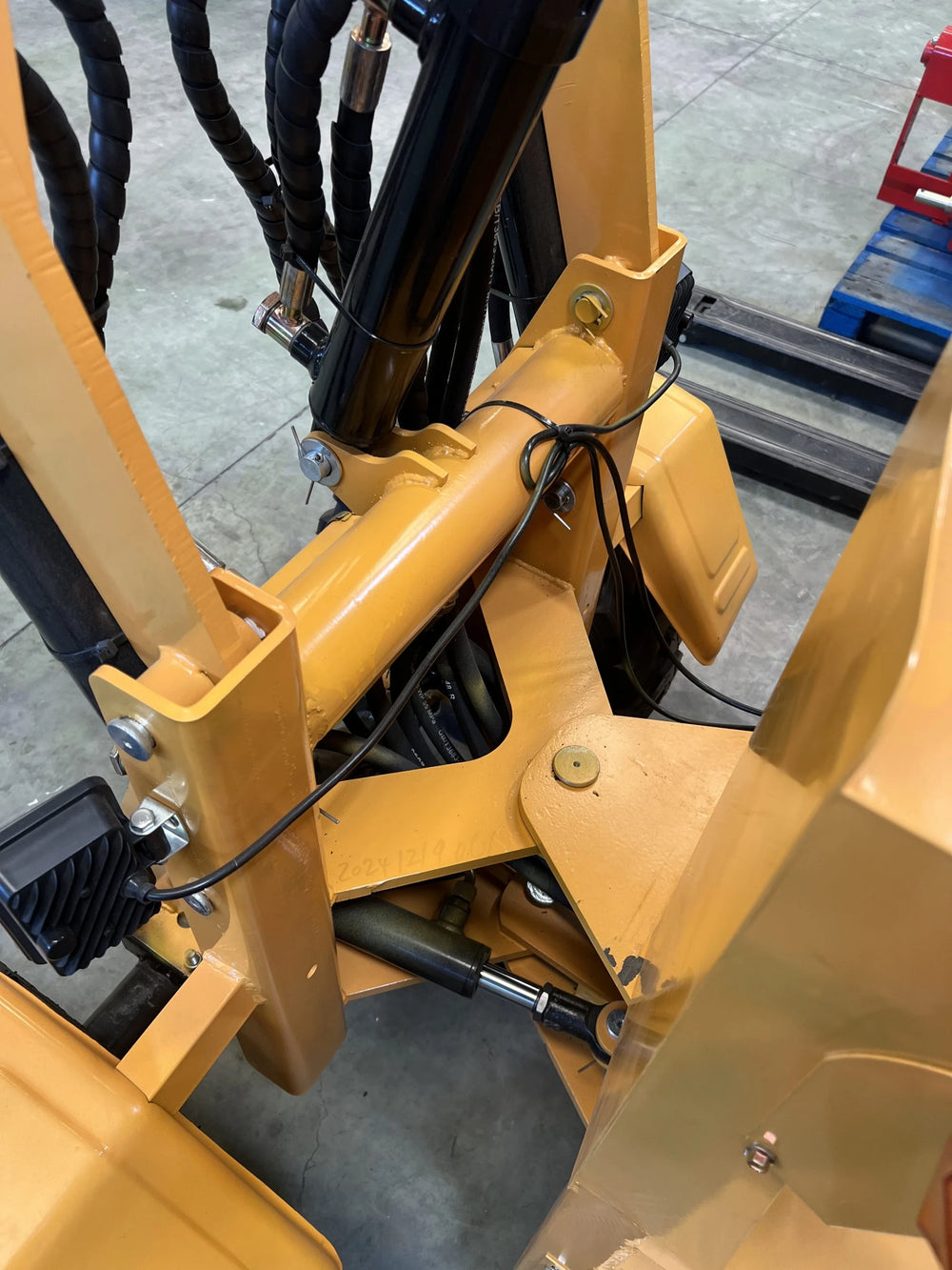 Mini pala articolata 750 kg per cantieri e aziende agricole - immagine 9
